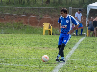 Muestreo generativo sin entrenamiento: suavizado de puntuaciones con ajuste por momentos