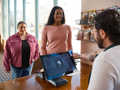 Canales de soporte técnico para software retail personalizado